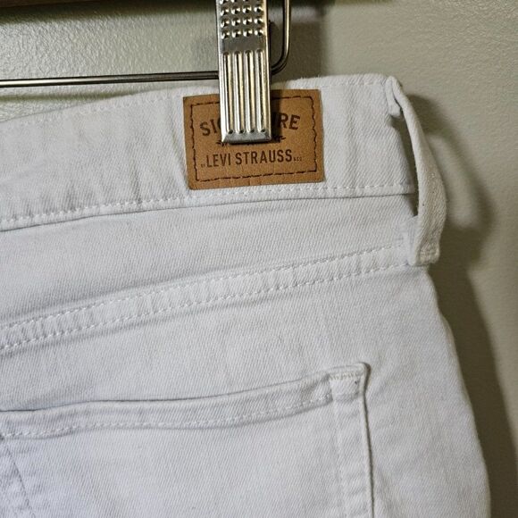 EUC WHITE SIGNATURE LEVIS STRAUSS MID RISE SHORTS SIZE 12 / 31W - Picture 11 of 14